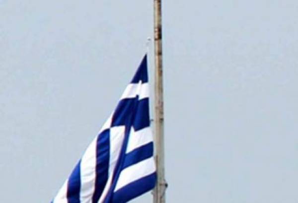 Μεσίστιες οι σημαίες στο Ναύπλιο στη μνήμη του Κων. Πανανά