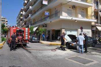 Φωτιά σε αυτοκίνητο στο κέντρο της Καλαμάτας (βίντεο και φωτογραφίες)