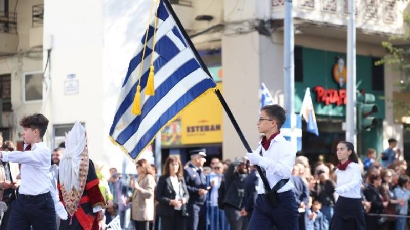 Με σύμμαχο τον καλό καιρό η μαθητική παρέλαση στη Θεσσαλονίκη (βίντεο)