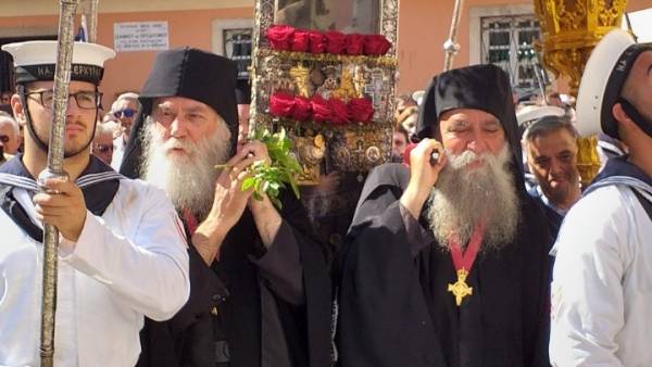 Κέρκυρα: Με ιδιαίτερη λαμπρότητα η λιτανεία του σκηνώματος του Αγίου Σπυρίδωνα