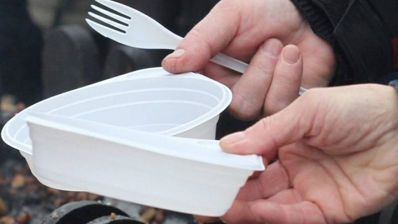 Τέλος στα πλαστικά πιάτα μιας χρήσης σχεδιάζει να βάλει η Κομισιόν