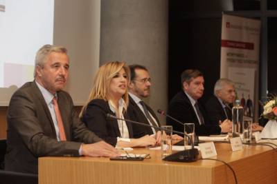 Γεννηματά στην παρουσίαση βιβλίου του Γ. Μανιάτη: &quot;Στην Ελλάδα του 2017 δεν αξίζει το τέλμα&quot;