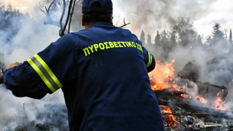 Ενισχύθηκαν οι πυροσβεστικές δυνάμεις για την πυρκαγιά σε επιχείρηση στο Ομορφοχώρι Λάρισας