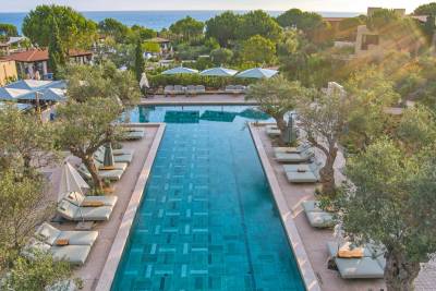 Το The Romanos της Costa Navarino στη συλλογή «Triple Crown» του Condé Nast Traveller: Διεθνής διάκριση για τον τουρισμό της Μεσσηνίας