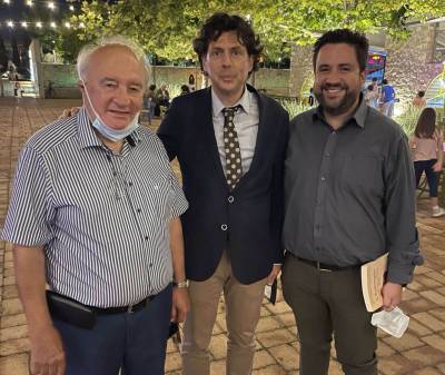 Ο νέος πρόεδρος Κων. Μιχελής (δεξιά) με τους πρώην προέδρους του Συλλόγου Βασίλη Αρτόπουλο (στη μέση) και Σταύρο Μποζιονέλο (αριστερά).