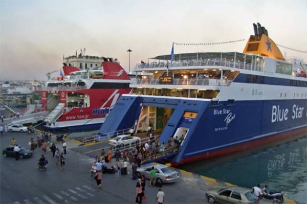 Τρία πλοία με μετανάστες στο λιμάνι του Πειραιά