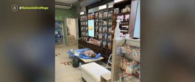 Γυναίκα με κορονοϊό λιποθύμησε έξω από φαρμακείο της Αθήνας (Βίντεο)
