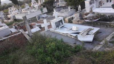 Μεσσηνία: “Να τιμωρηθούν οι υπαίτιοι για τις αποτρόπαιες πράξεις στο νεκροταφείο” ζητά ο πρόεδρος στο Πλατύ