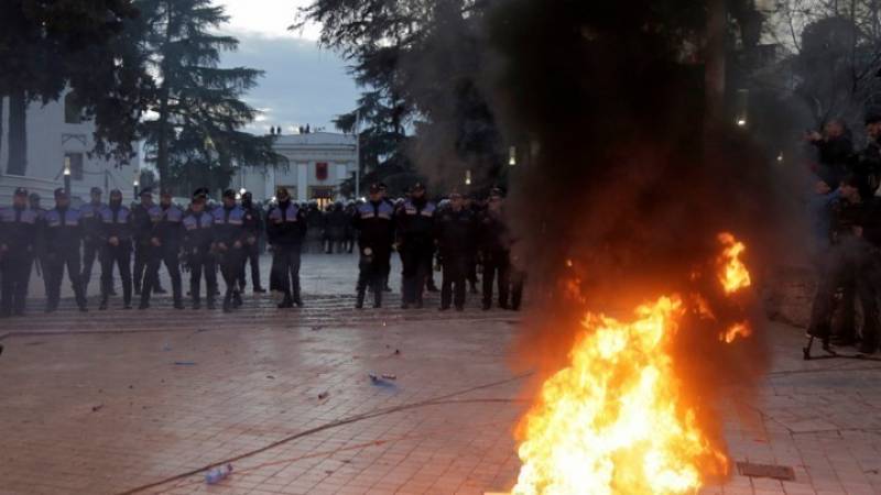 Αλβανία: Βίαια επεισόδια σε διαδήλωση της αντιπολίτευσης κατά του πρωθυπουργού Ράμα