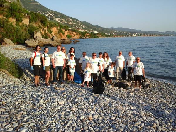 Εθελοντές του ΟΤΕ καθάρισαν παραλία της Καλαμάτας (φωτογραφίες)