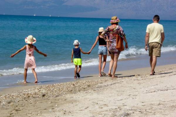 Ερευνα ΣΕΛΠΕ: Πού θα μείνουν και πόσα θα ξοδέψουν οι Έλληνες στις διακοπές (βίντεο)