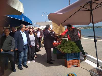 Στη λαϊκή αγορά του Πεταλιδίου ο Τσώνης