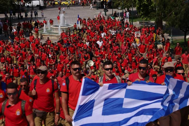 Μαζική διαδήλωση εποχικών πυροσβεστών στο Σύνταγμα (βίντεο)