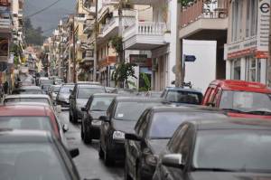 Ουρές αυτοκινήτων στο κέντρο της Καλαμάτας λόγω βροχής και... Πάσχα