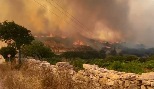 Φωτιά στην Πάρο: Οι φλόγες κοντά σε σπίτια (βίντεο)
