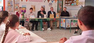 Μικροί δημοσιογράφοι εν δράσει: Συνέντευξη του δημάρχου Σπάρτης Μιχάλη Βακαλόπουλου σε μαθητές του Δημοτικού Σχολείου Αμυκλών