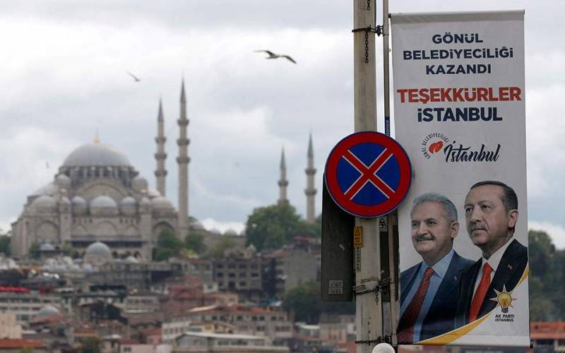 Γκιούλ και Νταβούτογλου επικρίνουν την ακύρωση των δημοτικών εκλογών στην Κωνσταντινούπολη