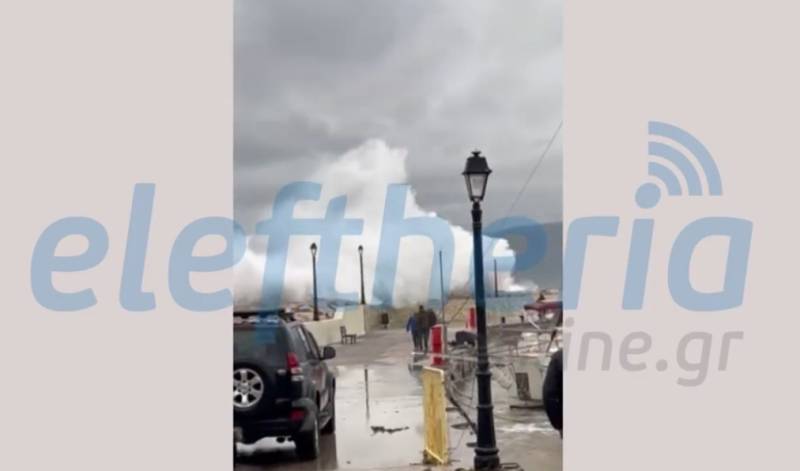 Τραγωδία στο Άστρος: Λιμενικός έχασε τη ζωή του εν ώρα καθήκοντος - Η στιγμή που τα τεράστια κύματα τον παρασύρουν (βίντεο)