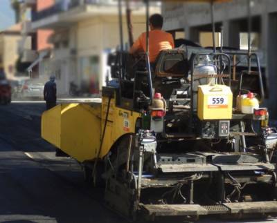 Ασφαλτόστρωση και πλακόστρωση δρόμων της Κυπαρισσίας 