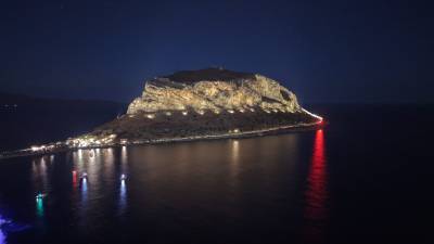 Kαλλιτεχνικός φωτισμός του Βράχου της Μονεμβασιάς