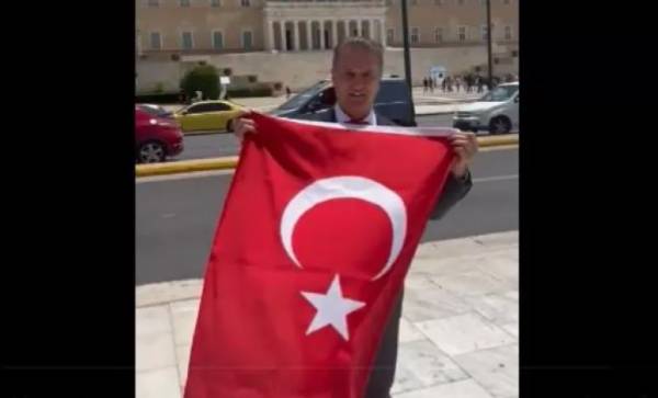 Τούρκος πολιτικός άνοιξε την τουρκική σημαία μπροστά από τη Βουλή (Βίντεο)