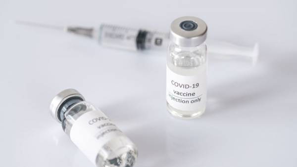 Γερμανία: Δεν χρειάζεται &quot;ακόμη&quot; να προσαρμοστεί το εμβόλιο της Pfizer στις παραλλαγές της Covid-19