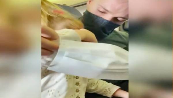 «Κατέβασαν» από το αεροπλάνο ζευγάρι γιατί δεν φορούσε μάσκα το 2χρονο παιδί τους (βίντεο)