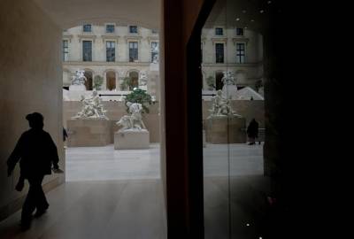 Ληστεία στο Λούβρο - Εκλάπησαν κοσμήματα, οι δράστες έχουν διαφύγει (Βίντεο)