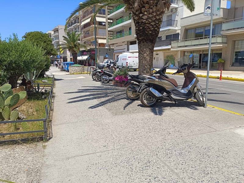 Από πεζοδρόμιο σε… πάρκινγκ