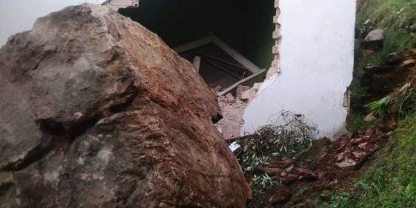 Αρτα: Αποκολλήθηκε βράχος και κατέστρεψε σπίτι
