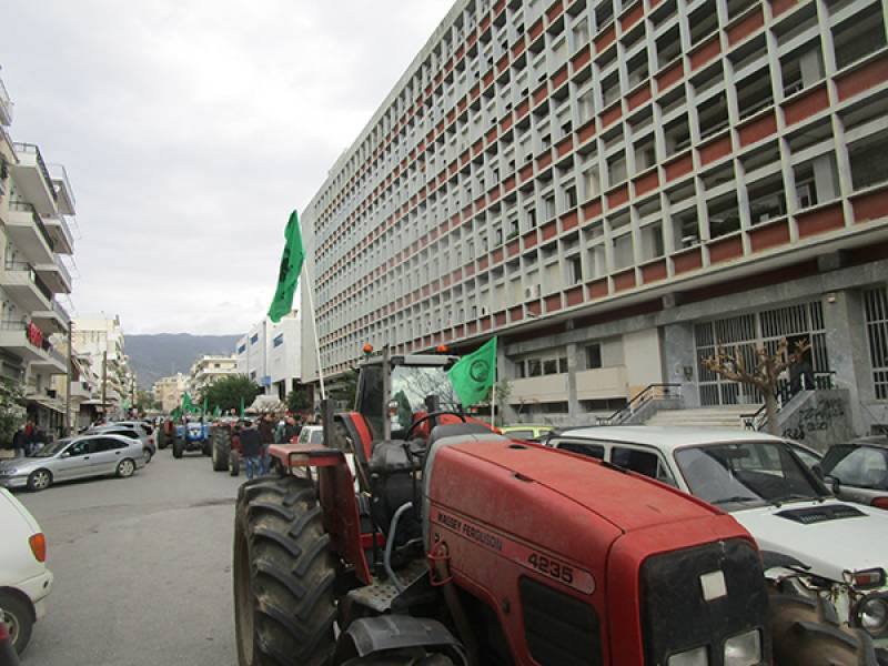 Καλαμάτα: Οι αγρότες με τρακτέρ για διαμαρτυρία στο Διοικητήριο