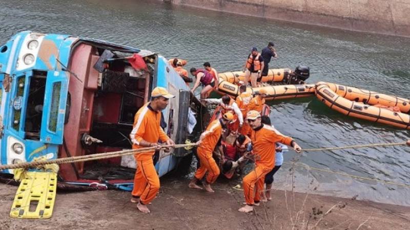 Ινδία: 39 άνθρωποι σκοτώθηκαν όταν λεωφορείο «βούτηξε» σε κανάλι