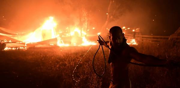 Φωτιά στη Βαρυμπόμπη: Ολονύχτια πύρινη κόλαση στην Αττική - Η εικόνα από τα πύρινα μέτωπα (βίντεο)