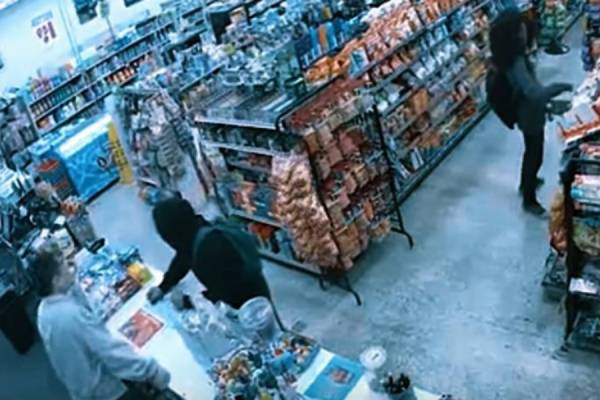 Πήγε να ληστέψει κατάστημα και ήταν ήδη εκεί άλλοι δύο κλέφτες (Βίντεο)