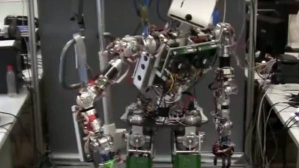 Η χαρά της νοικοκυράς... ρομπότ σιδερώνει ρούχα! (Βίντεο)