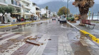 Καλαμάτα: Η θάλασσα βγήκε στη Ναυαρίνου - Εντονη θαλασσοταραχή (βίντεο-φωτογραφίες)
