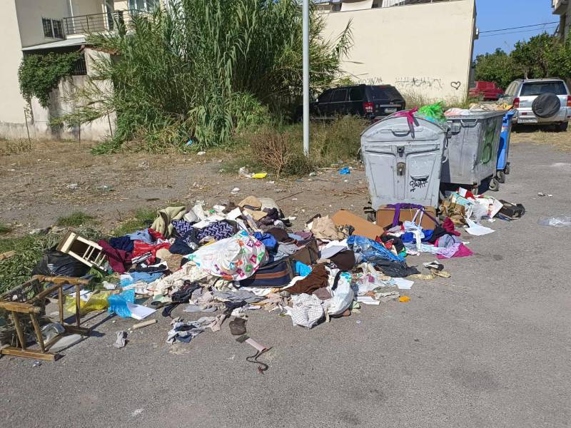 Ρούχα γύρω από κάδους