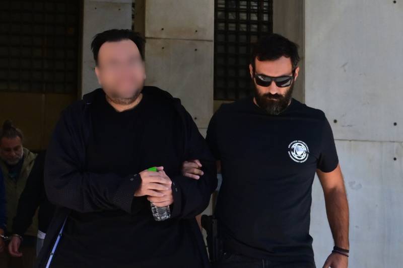 Στην Ευελπίδων ο επικεφαλής και τα μέλη του κυκλώματος που εξαπατούσε τον ΕΦΚΑ (βίντεο)