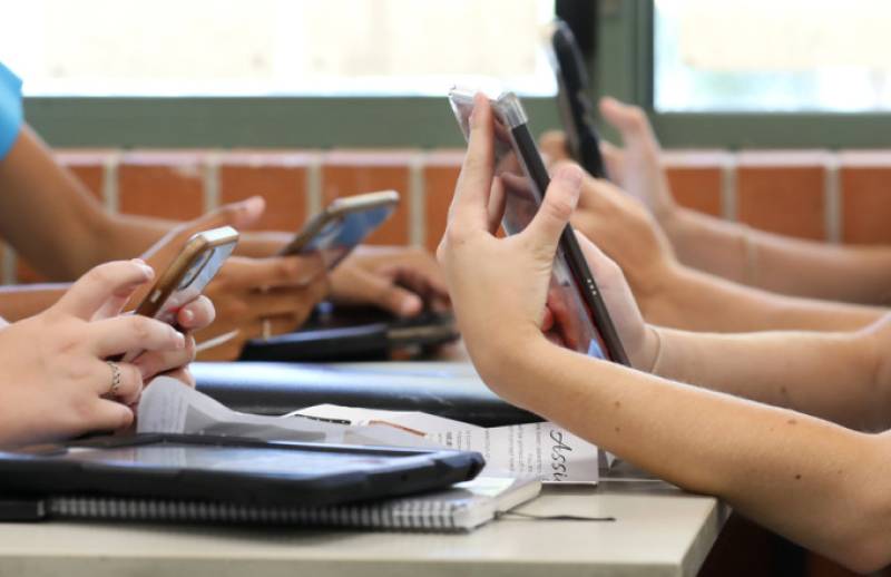 Ολλανδία: Τέλος κινητά τηλέφωνα, τάμπλετ και έξυπνα ρολόγια μέσα στις σχολικές αίθουσες