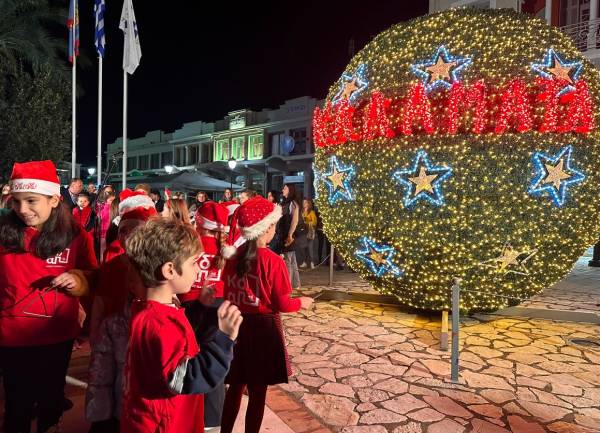 Καλαμάτα: Φωταγωγήθηκε η Χριστουγεννιάτικη μπάλα στην πλατεία 23ης Μαρτίου