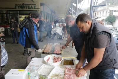 Τσικνοπέμπτη στην Κεντρική Αγορά Καλαμάτας (Βίντεο+φωτο)
