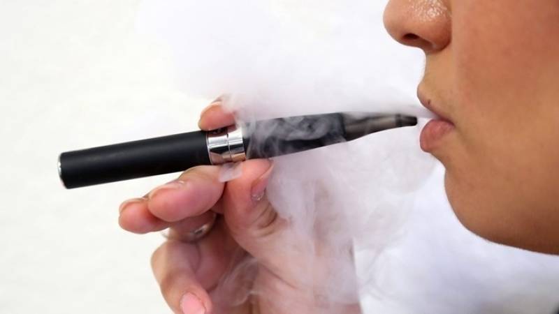 Ερευνα: Οι έφηβοι είναι πιθανότερο να γίνουν ατμιστές αν οι γονείς τους είναι καπνιστές