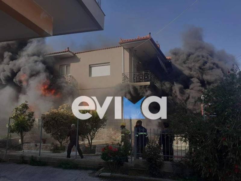 Μεγάλη φωτιά σε επιχείρηση στο Βέλος Ευβοίας (βίντεο)