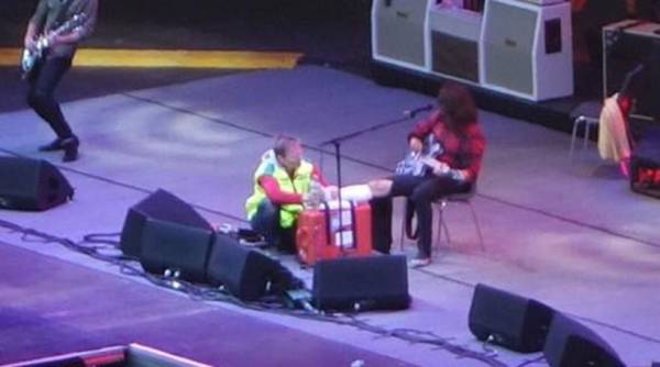 Βίντεο: O τραγουδιστής των Foo Fighters έσπασε το πόδι του επί σκηνής και συνέχισε τη συναυλία