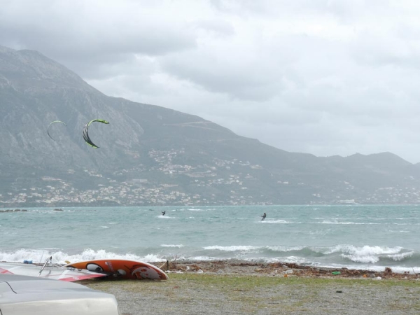 Kite surfing στην Καλαμάτα με... σύμμαχο τον δυνατό άνεμο (βίντεο)