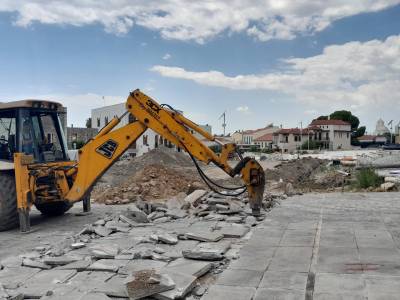Συνεχίζονται οι εργασίες στην πλατεία Υπαπαντής
