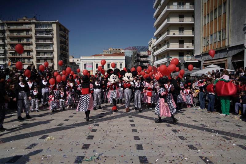 Πάτρα: Περισσότεροι από 12.000 μικροί καρναβαλιστές παρήλασαν με πολύχρωμες στολές