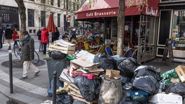 Γαλλία: Τόνοι σκουπιδιών στους δρόμους στο Παρίσι