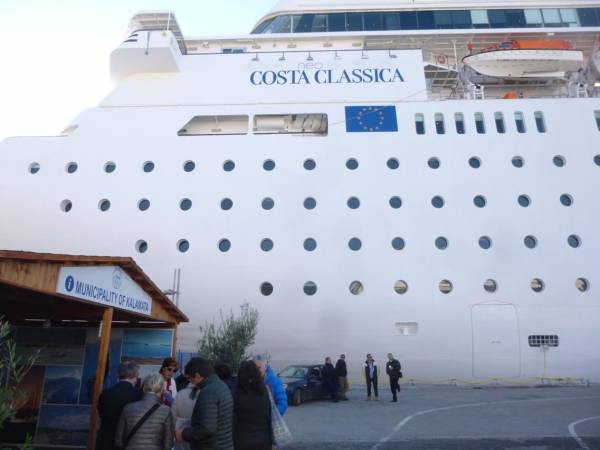 Στην Καλαμάτα με 1.023 επιβάτες και υπό μέτρα ασφαλείας το κρουαζιερόπλοιο &quot;Costa Neoclassica&quot; (βίντεο-φωτογραφίες)
