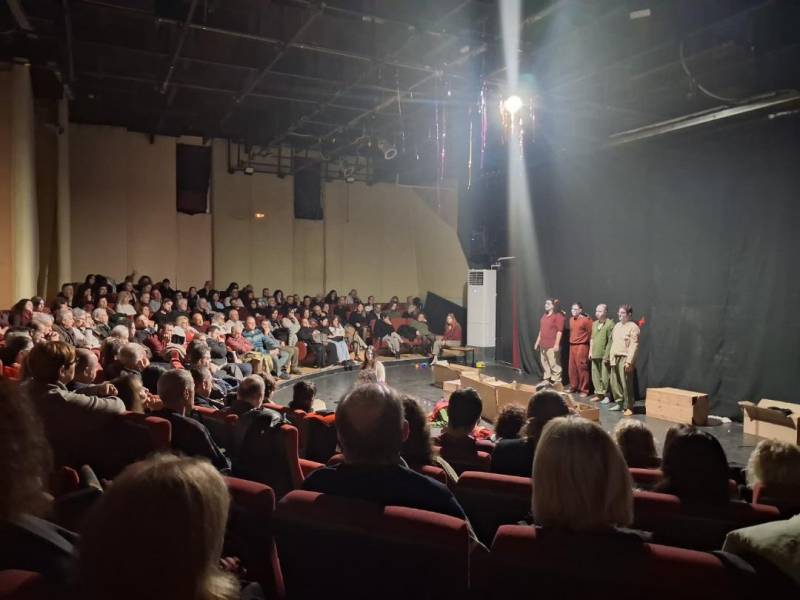 Καλαμάτα: Κατάμεστο το αμφιθέατρο της Φιλαρμονικής για την παράσταση «Μίστερο Μπούφο» από τη Θεατρική Ομάδα της ΚΝΕ